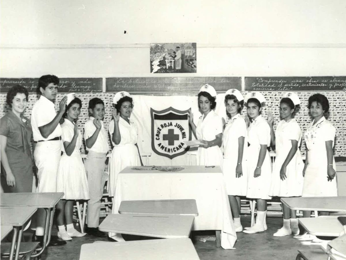 Voluntarios de los Consejos de Juventud posan para la cámara.