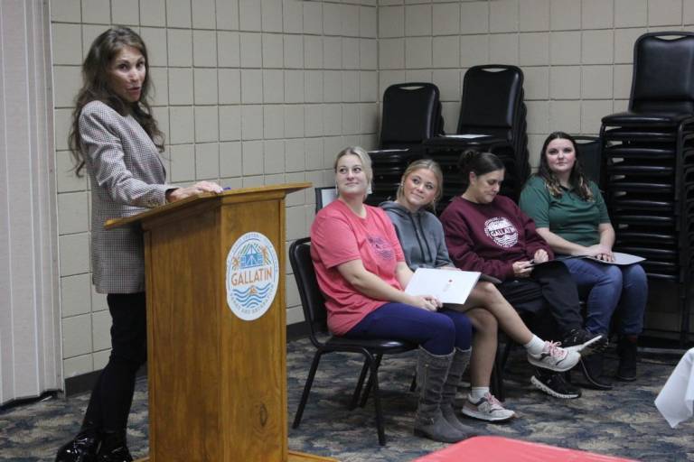 Gallatin Mayor speaks at podium