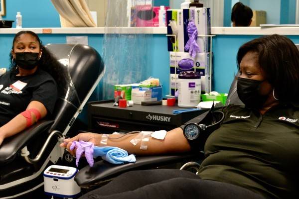 Dee Dixon and her daughter during a blood donation