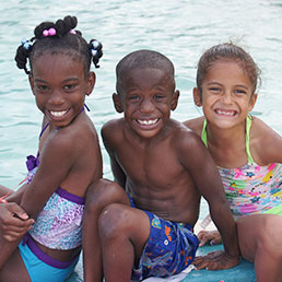 Kids partipating in Red Cross Centennial swim lessons