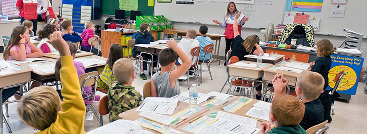 Volunteer in school classroom