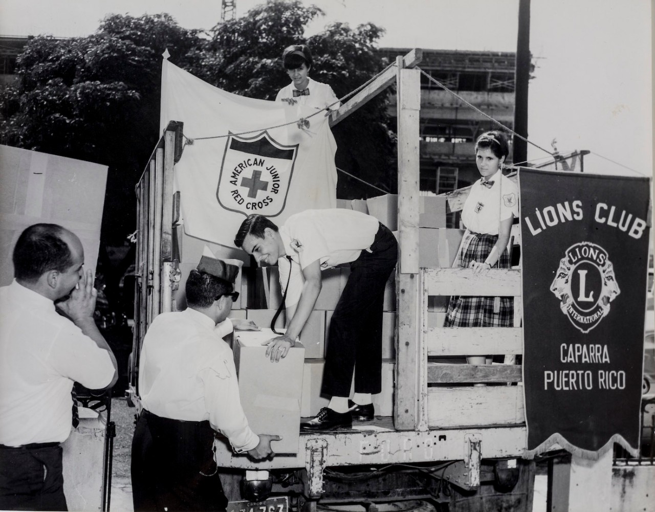 Fotografía de miembros del Consejo Juvenil de la Cruz Roja de la Academia García y del Club de Leones con bolsas para los soldados en Vietnam.