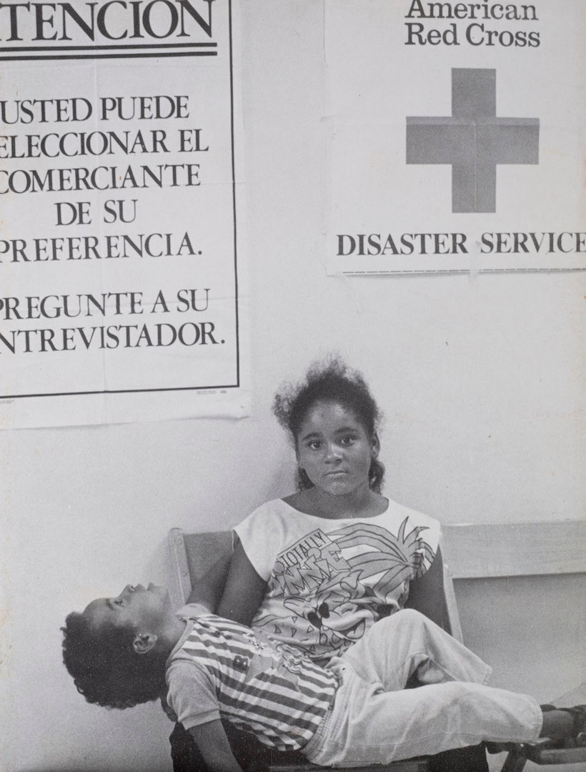 Fotografía de niños en una oficina de la Cruz Roja.