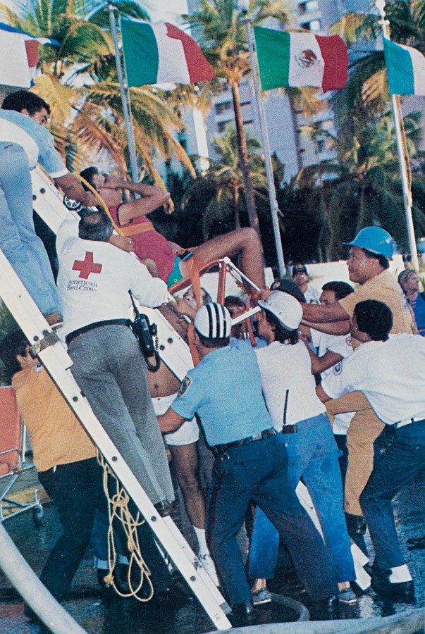 Fotografia de voluntarios de la Cruz Roja realizando labores de rescate.