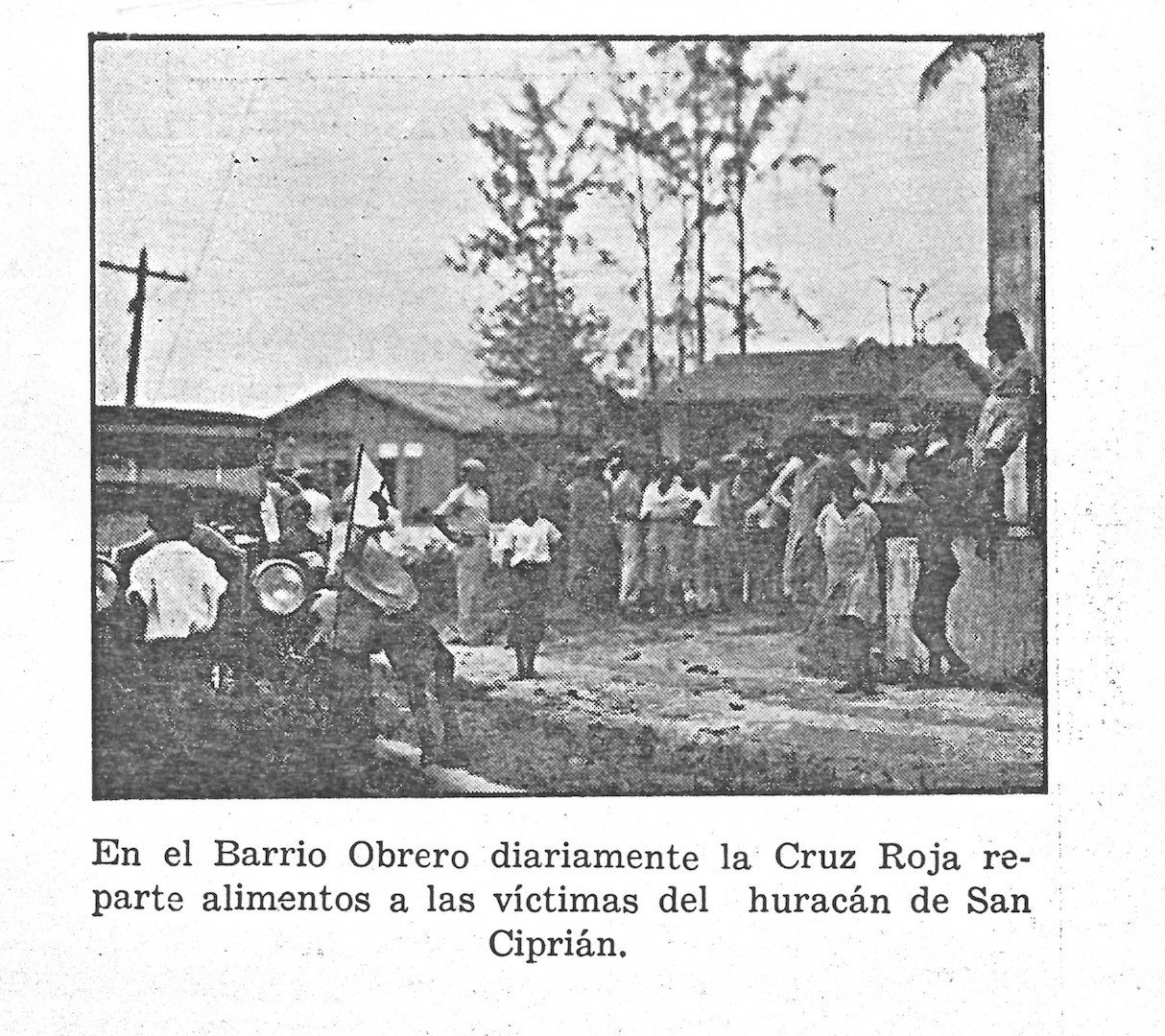 Fotografía mostrando a voluntarios de la Cruz Roja entrgando alimentos y boletos para compra de alimentos.