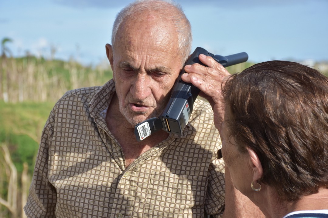 Fotografía  de Domingo Ortiz de San Lorenzo conversando con su hijo a través del teléfono satelital de la Cruz Roja.