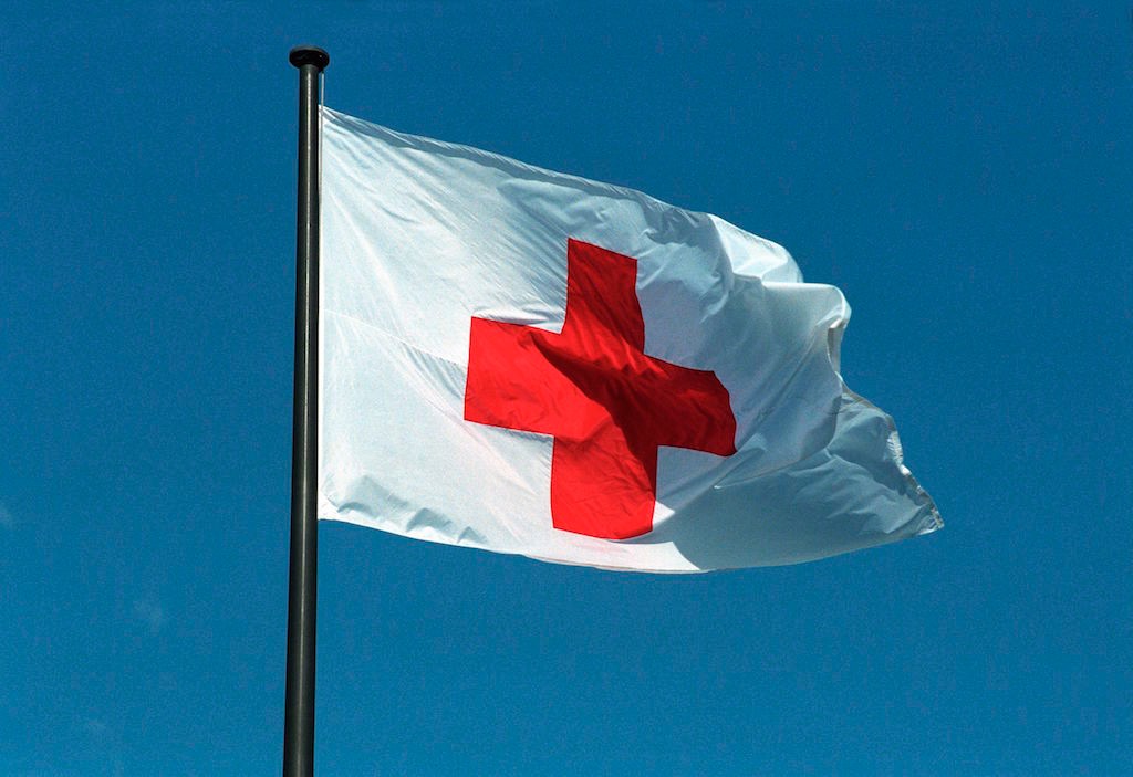 Fotografía  de a bandera de la Cruz Roja, celebrando 125 años en Puerto Rico.