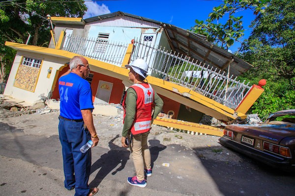 Fotografía  de un voluntario de la Cruz Roja revisando casa afectada por los Terremotos del Suroeste en el año 2020.
