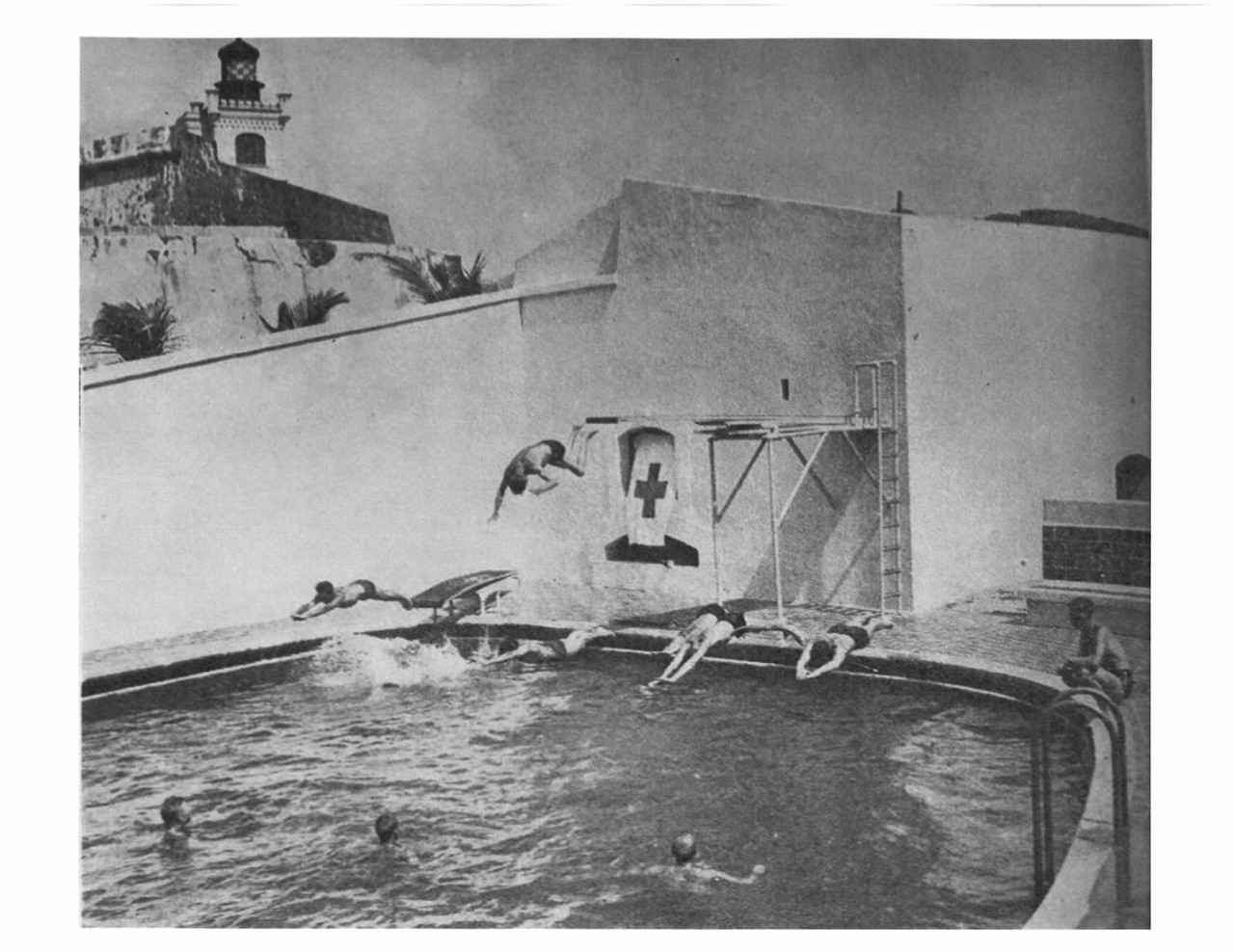 Fotografía de voluntarios recibiewndo clases de salvamento en la piscina de El Morro en San Juan.