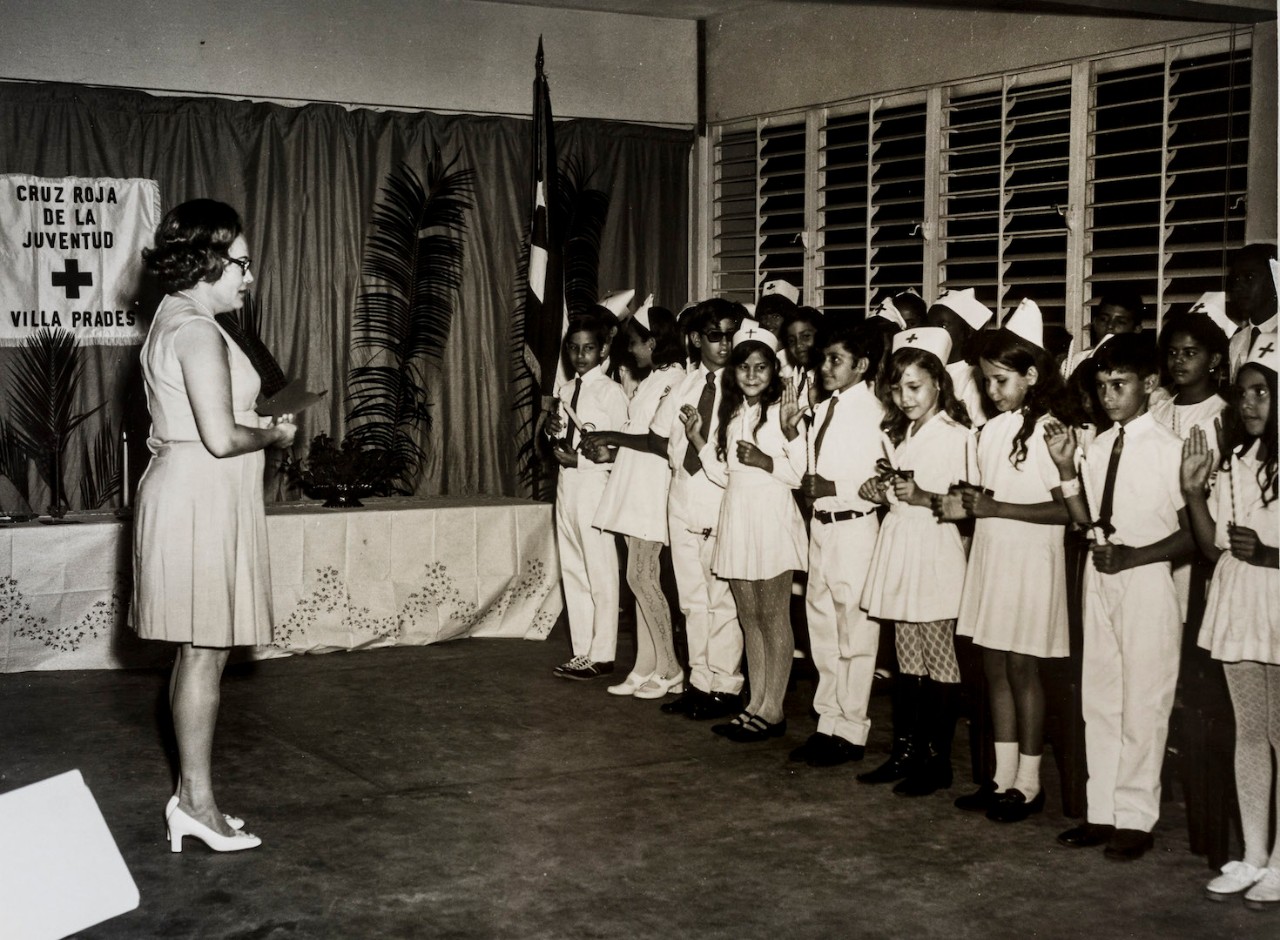 Fotografía de una ceremonia de iniciación de los consejos juveniles de la Cruz Roja.