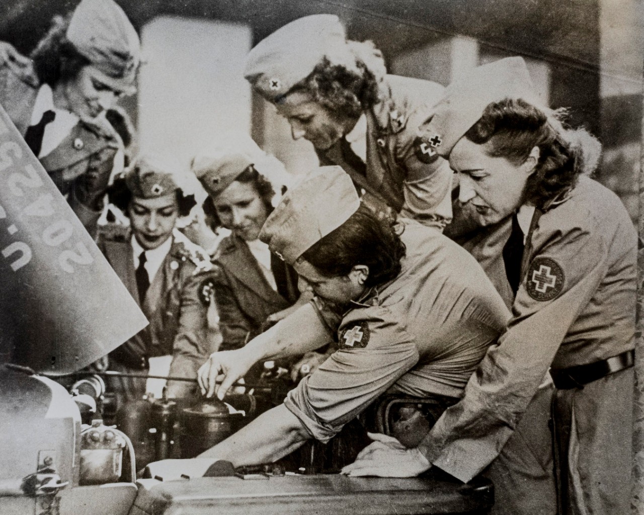 Fotografía de Voluntarias recibiendo adiestramiento en mecánica durante la Segunda Guerra Mundial.